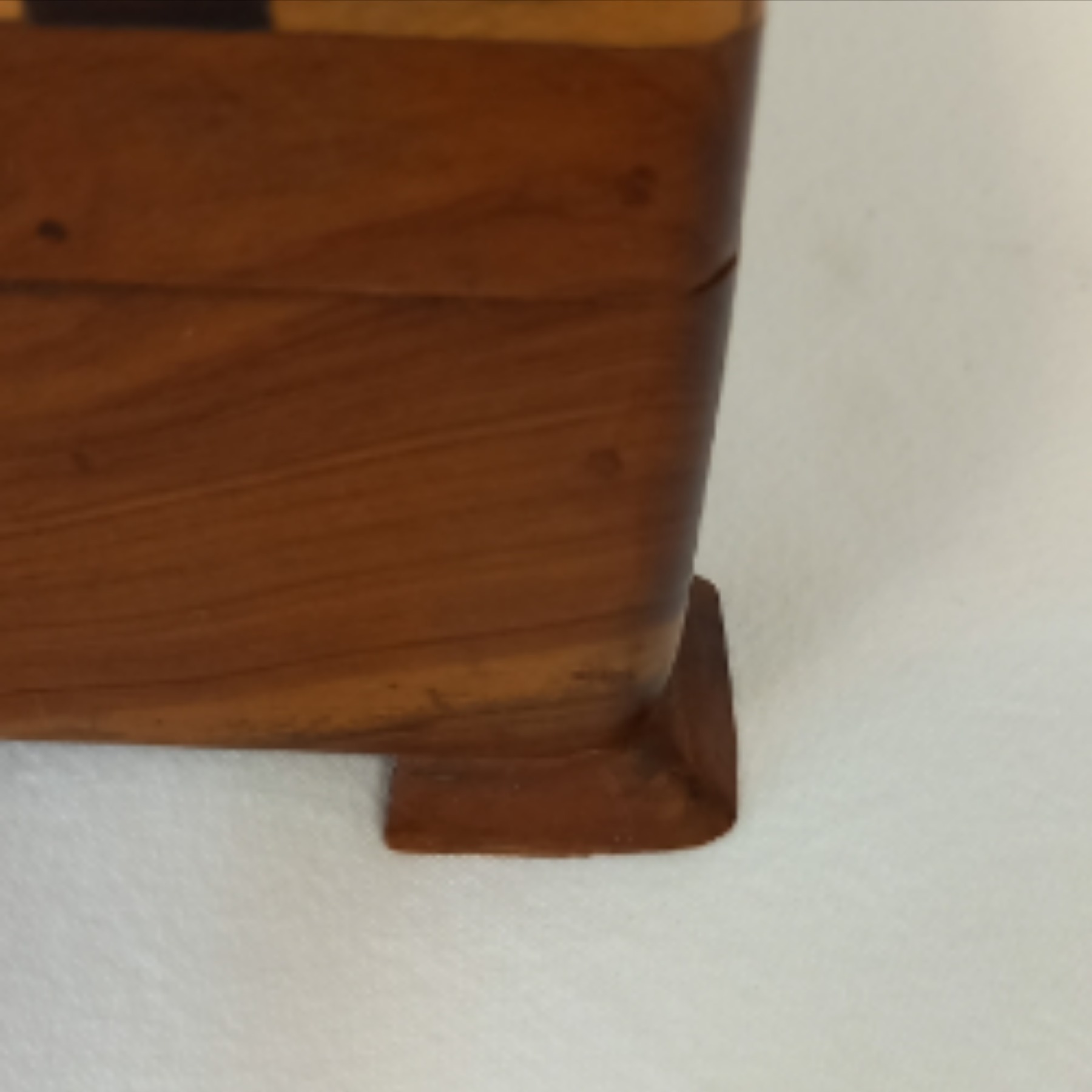 Voir photo 8 de Jeu d'échec en bois composé de 17 pièces plus un coffret. Jeu d'échec en bois composé de 17 pièces plus un coffret. Bon état - Vue 8 -